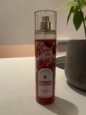 Bath & body work strawberry pound cake  - Säljer en parfym mist från bath & body works. I doften strawberry pound cake. 🍓🍦Söt och fräsch parfym mist med doftnoter av färska jordgubbar, shortcake och vispad grädde. 90% kvar av doften.  Köpt i USA 🇺🇸 finns inte i Sverige. 