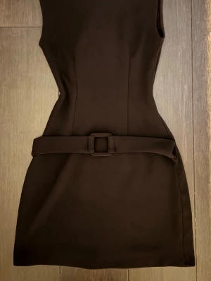 Zara belted mini dress - Säljer denna mini dress från zara in brown 