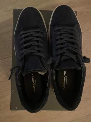 Vagabond Paul 2.0 skor Mörkblå - Mörkblå Vagabond Paul 2.0 skor. Använda en gång, inga slitningar eller skavanker. Storlek 42. Köpt för 1399kr