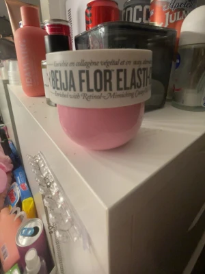 Sol de Janeiro Beija Flor Elasti-Cream - Beija Flor Elasti-Cream från Sol de Janeiro i en rosa burk, jag tvättar självklart av krämen innan jag säljer den. Den har stoge och dammat då den kan se smutsig ut, halvt andvänd liten storlek billigt pris 