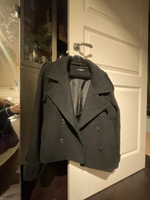 svart kappa  - Kappa från Gina tricot passar perfekt till höst/våren men har även haft den lite under vintern. 