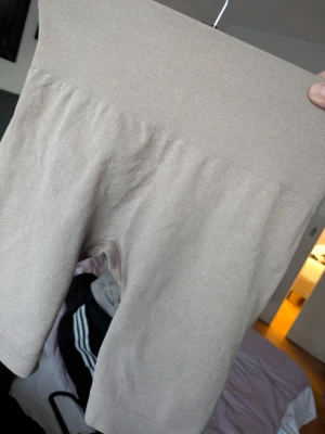 Beige träningsshorts med scrunch  - Aldrig använda, passar S-M