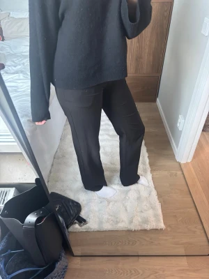Svarta kostymbyxor  - Säljer ett par svarta kostymbyxor från H&M med hög midja och raka ben. Ganska använda, därav priset, men väldig är snygga!! I tall, jag är 171 ❤️