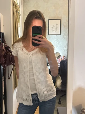 Vit stickad kofta med kort ärm - Supersöt vit stickad kofta med korta ärmar🥰 