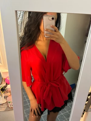 Röd blus med knyte - Röd volangblus med knyte. Sitter som storlek S. 