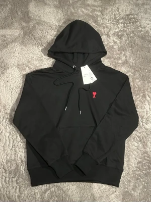 Ami Paris hoodie  - Säljer denna feta Ami Paris hoodie i strl M och passar i vissa fall även S, Hoodien är helt ny och oanvänd. Dm vid frågor eller funderingar🙌🏼