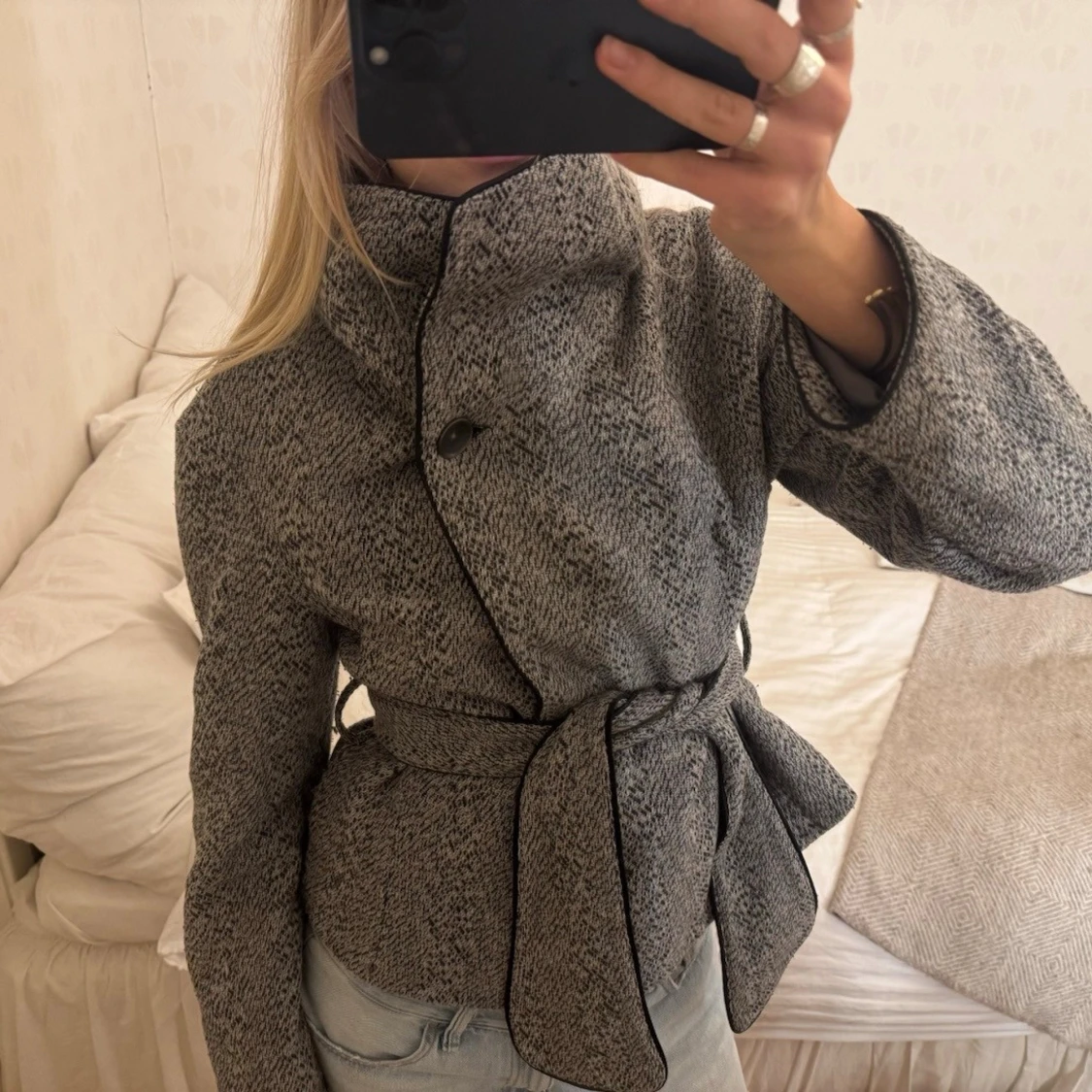 Grå jacka med bälte