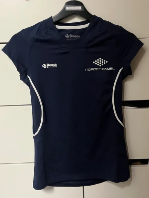 3st träningströjor - 3st träningströjor, säljs tillsammans. Två i mörkblått en i mörkgrå. De är alla i träninsgmaterial och bra skick. Två är i strl XS och en i 158-164 (som passar en xs). 