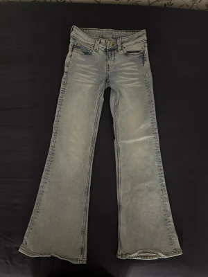 Bootcut jeans från Cheap Monday - Bootcut jeans från Cheap Monday i ljusblå tvätt. Klassisk femficksmodell med knapp och dragkedja. Storlek 26/30, jättesnygga men krympte efter första tvätten och är lite för små. Väldigt sparsamt använda💞