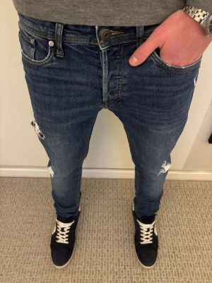 Slim fit jeans från Jack & Jones - Tja! Säljer dessa riktigt snygga jeans ifrån Jack & Jones | W29 L32 | Jag på bilden är 182! Hör av er vid minsta lilla fundering🙌