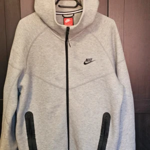 Grå Nike tech - Grå Nike tech som ny.                                                  Skriv någonting om ni undrar eller vill ha nån mer bild 😉