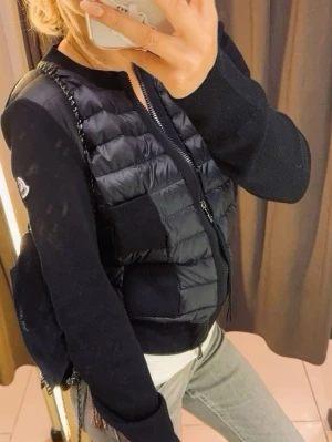 Moncler padded wool cardigan - Jackan är i utmärkt skick. Inga hål, fläckar eller liknande. QC funkar. Storlek S som passar som vanligt. Fraktar så snabbt jag kan!