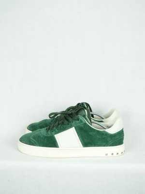 Valentino flycrew  - VALENTINO FLYCREW - VÄLDIGT SÄLLSYNTA  Storlek : 42,5  Passform : Lite större  Användning : Skorna är i ett väldigt fint skick utan defekter med alla nitar kvar  Nypris : Cirka 7000SEK