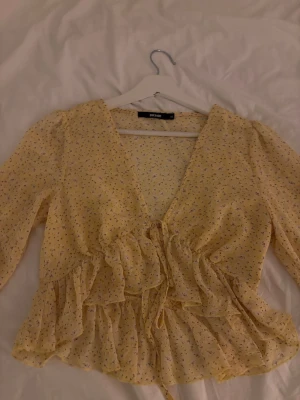 Gul sommrig topp - En söt blommig långärmad mesh topp. Denhär toppen är perfekt och behaglig för sommaren och luftig under de varma dagarna.