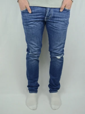 Jacob Cohën Nick Jeans  - JACOB COHËN NYASTE MODELLEN  Storlek : W32  Modell : NICK SLIM  Mått : A = 41,5CM - B = 108CM  Användning : Jeansen är i ett väldigt fint skick men finns en snygg diskret lagning som liknar design  Nypris : Cirka 5000SEK  Modellen på bilden är 182CM och väger 77KG