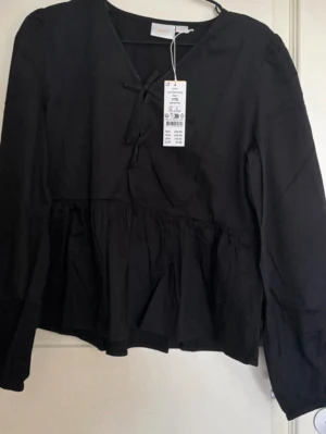 Svart blus från Gina tricot - Helt ny med prislapp💗 Storlek 170