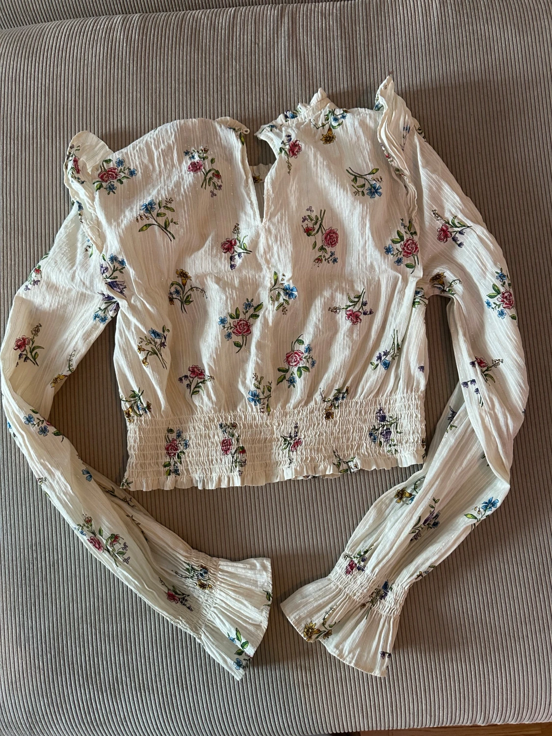 Blommig vit blus med volang - 6