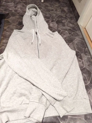 zip hoodie från lager 157 - snygg grå zip up hoodie från lager 157 storlek M