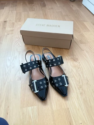 Steve Madden Grand EVE SlingbackSteve Madden Grand EVE Slingback - Så snygga skor från Steve Madden i modellen Grand EVE. De är använda 3 gånger. De har några skavanker som syns på de sista bilderna, dock syns inte dessa när man har de på sig. Förutom dessa små skavanker är de i fint skick! Nypris ca 1500 kr.