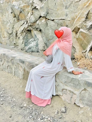Abaya, vit långklänning, arabisk - Säljer en elegant abaya (vit långklänning) med ljusrosa underkjol samt ljusrosa hijab som medföljer!  ärm och raka linjer, vilket ger en stilren look. Denna abayan är använd endast en gång och nu säljer jag hela setter abaya+underkjol+slöja/hijab för 200kr. Passar dig som gillar mjuka färger och diskreta detaljer.
