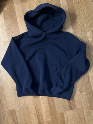 marinblå hoodie  - en mörkblå hoodie från ginatricot basic! storleken är xs och den sitter också som en xs! har använt den ett få tal gånger bara! skriv om ni är intresserade, eller vill diskutera pris också!