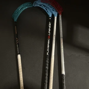 Ingen väst på bilden  - 4 st innebandy klubbor. Endast 400kr för alla. Om du vlll köpa en av dom skriv privat så blir det ett annat pris 