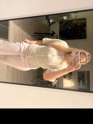 Beige kofta med kort ärm från Cubus - Mysig beige kofta från Gina Tricot i storlek S. Koftan har korta ärmar, rund halsringning och stängs med knappar framtill. Helt ny