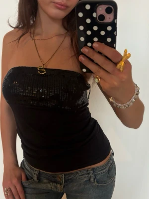 Tubtopp - Så snygg tubtopp med paljetter! Jag är 168 och det är mina bilder, köp via köp nu direkt eller Swish, kvar tills markerad som såld 💖 