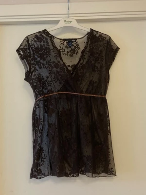 🍒Brun v-ringad babydoll spetsblus🍒 - 🍒CACAO CRUSH🍒Vacker skir babydoll fairycore blus i spets. Finns en liten reva i tyget fram, men syns inte när man har den på.🍒