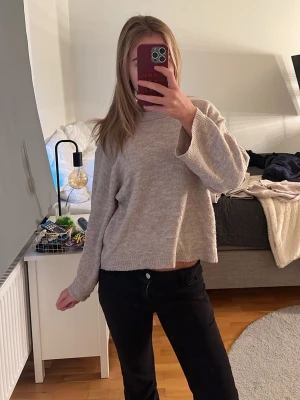 Beige stickad tröja från 157 - Mysig beige stickad tröja från 157 i storlek XS. Tröjan har en loose passform, rund halsringning och långa ärmar. Perfekt för lager på lager och chill dagar. Snygg till både jeans och kjol! Lite nopprig 