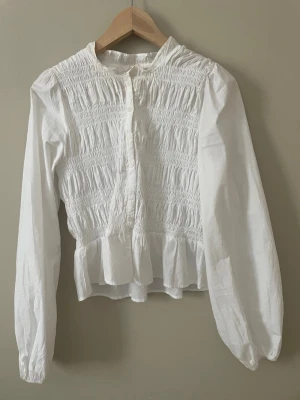 Nelly blus  - Andvänd en gång. Vid snabbt köp går pris att diskuteras