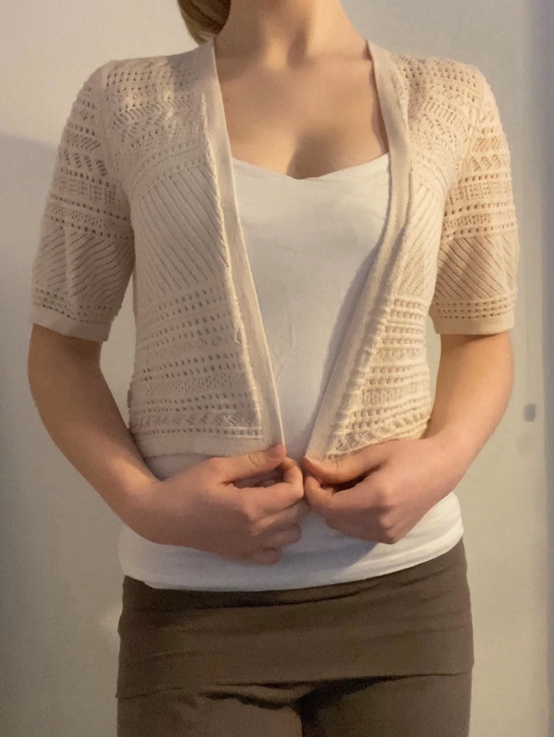 Beige kort kofta med mönster