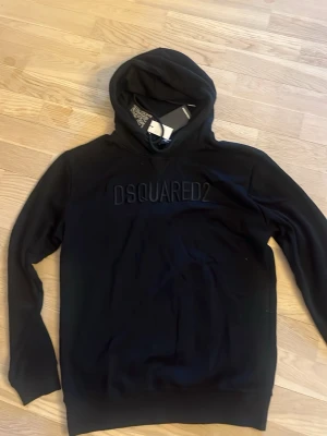 Dsquared Hoodie MEDIUM - Säljer nu denna dsq2 hoodie passar storlek large medium och Small
