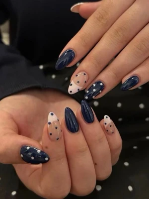 ✨Handgjorda lösnaglar✨ - Skriv gärna vid frågor, beställning eller önskemål, svarar snabbt!💖Mörkblåa naglar med prickigt mönster.💕