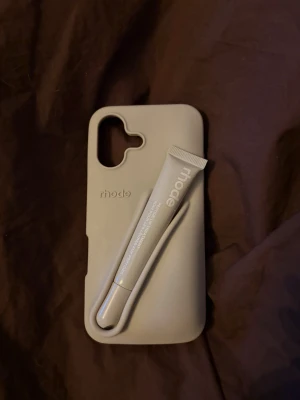 Rhode skal - Säljer detta Rhode skalet, då de inte kommer till användning. Läpp saken är aldrig använd. Passar iPhone 16 och 17.