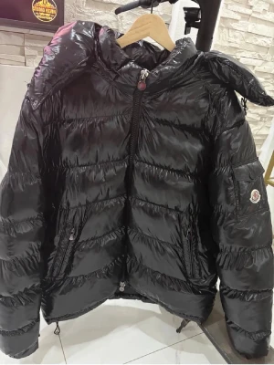 Monc maya - Hej säljer min jacka som är använt bara en vinter nästan lika som ny storleken är 2xl men kan variera lite eftersom den är så puffi. Säljer den för endast 699kr!