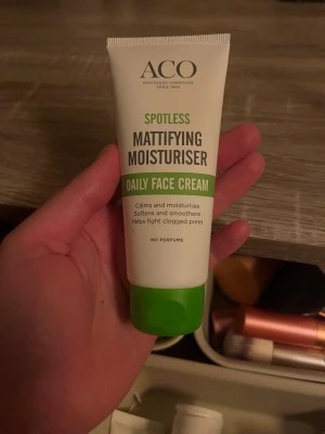 ACO Spotless Mattifying Moisturiser - ACO Spotless Mattifying Moisturiser är en parfymfri ansiktskräm i tub på 50 ml. Den återfuktar, lugnar och mjukgör huden samt absorberar överflödigt fett för en matt finish. Passar dig som vill ha en lätt gelkräm som motverkar orenheter och tilltäppta porer. Den är super bra på sommaren då man tenderar att bli mer oljig. Har själv acne benägen gud och den är otrolig. Aldrig använd!