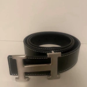 Svart bälte med silver spänne  - Säljer ett helt nytt bälte med silver spänne storlek 115cm