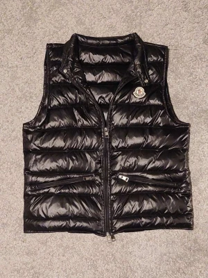 Moncler Gui Väst - Svart Moncler gui Väst || Storlek 1/S