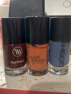 Nagellack  - Säljer dom eftersom jag inte tycker om dom fast dom är fina och bra alla tre för 100-211 en kostar 50kr priset kan diskuteras den vinröda är 10ml den blåa 8ml och den tredje 11ml dom är inte så använda kanske 2 gånger? Men priset kan diskuteras💞