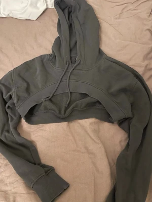 Topp hoodie - Topp hoodie, man ska ha linne eller T-shirt under och är jätte snygg på