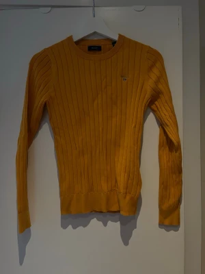Gant tröja  - Gant tröja i senapsgul. Inga hål/bra skicka. Storlek: X-Small
