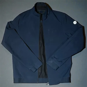 Mörkblå jacka från Sail Racing - Jacka från Sail Racing. Skick-6.5/10. Mitt pris-799kr.