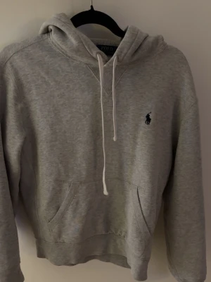 Polo hoodie - Säljer denna feta hoodien från märket polo. Storleken är S men sitter lite mer åt xs hållet. Skriv vid funderingar 