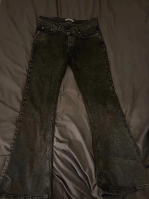 Bootcut svarta jeans  - Snygg bootcut jeans 