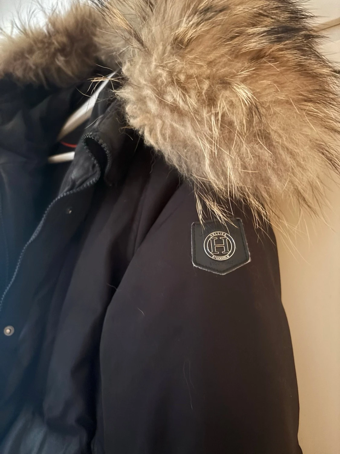 Svart parkajacka med päls från Hollies - 2