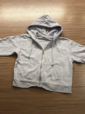 Baby blå hoodie från H&M - Har katt men tvättar hoodien  innan jag skickar den, den har ingen lapp men är från H&M
