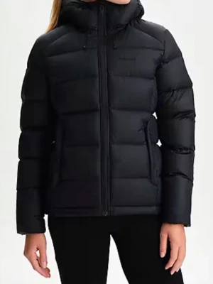 Svart superskön dunjacka Expedition i NYskick strl XS under halva priset - Svart superskön och varm dunjacka Expedition från Everest med broderad logga på bröstet och huva. Jackan har en rak passform, varma snömuddar, dragkedja framtill, två sidofickor ochen mibilficka inuti fram. Materialet är vattenavvisande och jackan är perfekt för kalla dagar. Snygg och enkel design som funkar till många stilar. nypris2499 kr. Se länk:https://www.stadium.se/dam/damklader/jackor/varjackor/407117101103/everest.w-expedition-down-jacket.black?gclsrc=aw.ds&gad_source=1&gad_campaignid=2