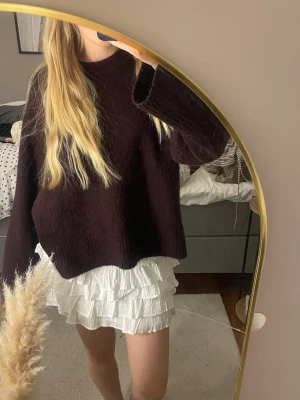 Vit kort kjol  - Säljer denna vita kjol från Kappahl barn. Den är knappt använd och har därav ett mycket bra skick. Storlek 146/152