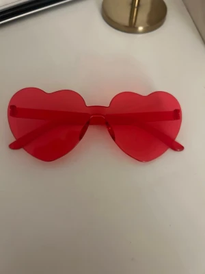 Hjärt glasögon - Jag rensar mitt rum det är därför jag säljer dom fast dom är fina för fest eller present priset kan diskuteras🤍